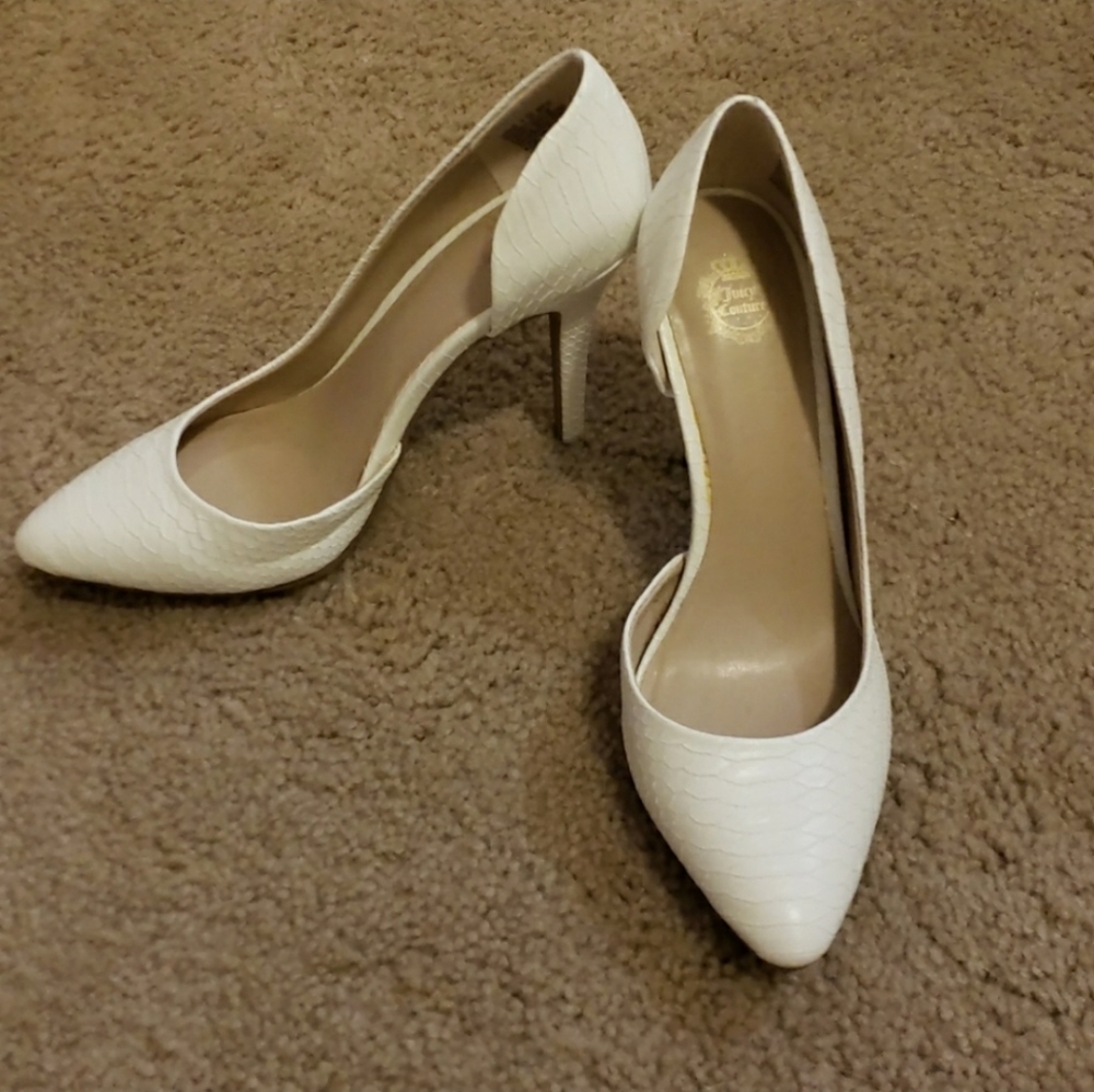 Juicy Couture white snakeskin print pumps